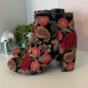 MIA floral embroidered Val ankle bootie - size 7
